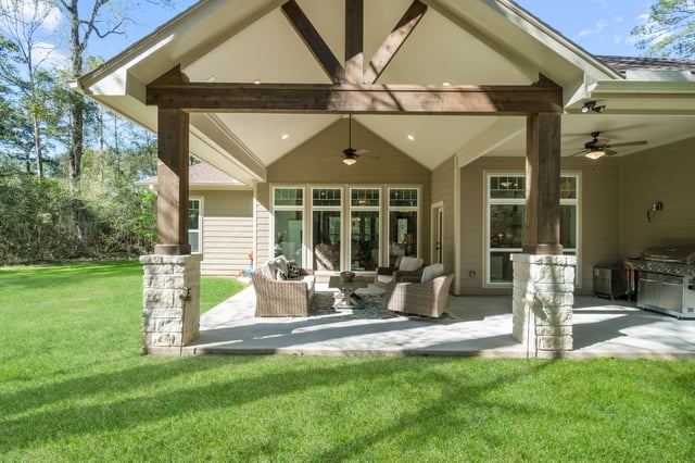 Outdoor patio with Vaulted Ceiling