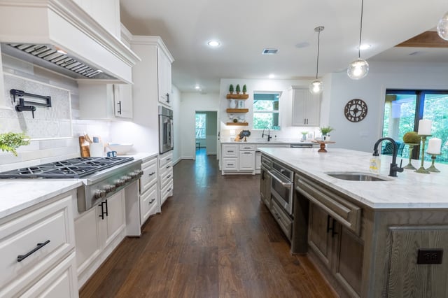 Kitchen with island 